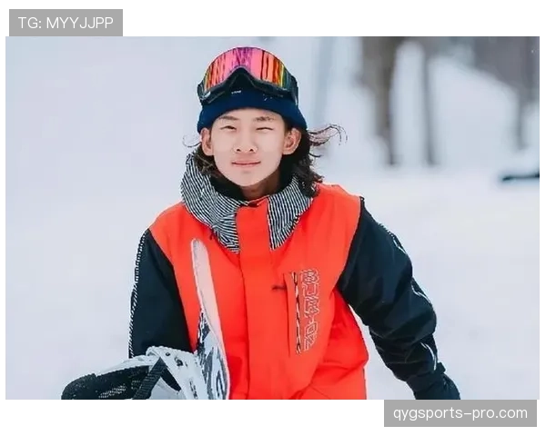 苏翊鸣居然穿球鞋逛街？我还以为滑雪冠军人设能hold住高冷狂拽呢！