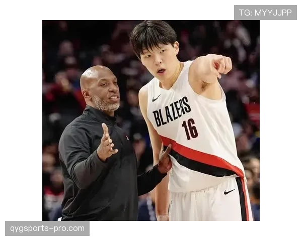 杨瀚森挡拆吸引防守拉开低位得分对比周琦